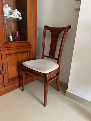 Mesa ovalada de madera de haya y 4 sillas.