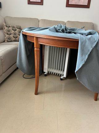 Mesa ovalada de madera de haya y 4 sillas.