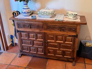 Aparador de madera maciza estilo castellano