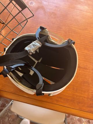 Casco de hockey blanco