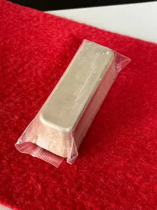 Joya de metal noble con sello