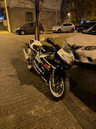 Suzuki GSXR 750 azul y blanco