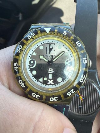 Reloj Swatch Negro y Dorado