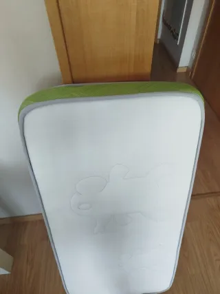 Colchón cuna infantil con dibujos.