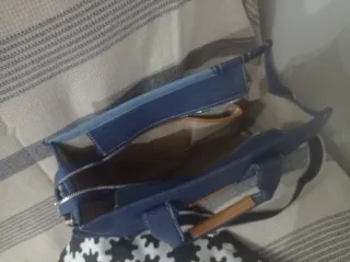 Bolso de mano azul y beige