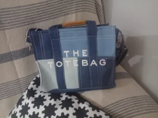 Bolso de mano azul y beige