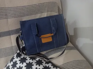 Bolso de mano azul y beige