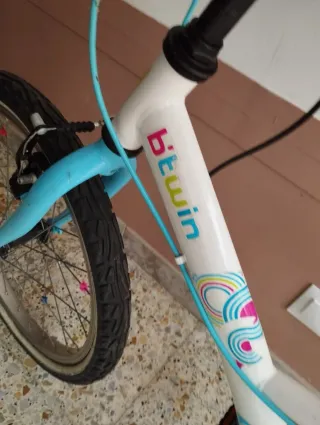 Bicicleta infantil Btwin blanca y rosa