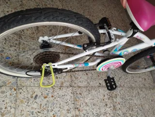 Bicicleta infantil Btwin blanca y rosa