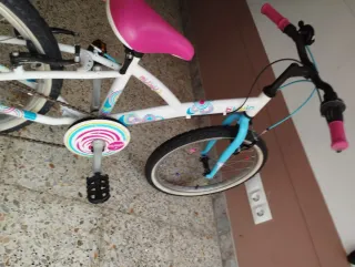 Bicicleta infantil Btwin blanca y rosa