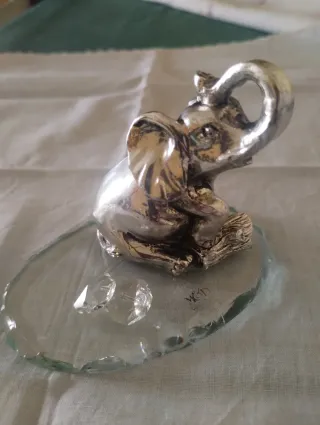 Elefante laminato argento, base vetro oggetto arte