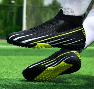 Botas de fútbol negras y amarillas  Talla 43