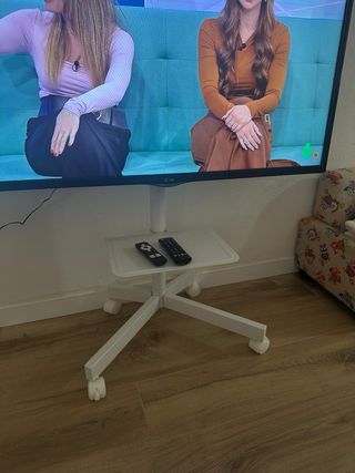 Soporte TV Metal Blanco con Ruedas