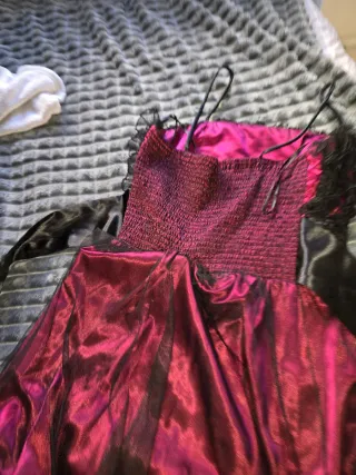 Vestido de fiesta negro y fucsia