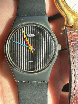 Reloj Swatch Quartz Negro Rayas
