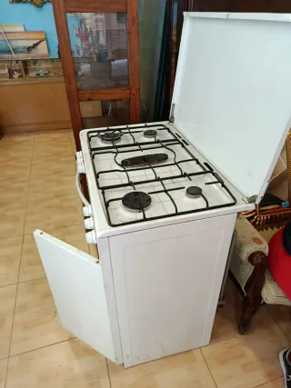 Fornello a gas bianco a 4 fuochi