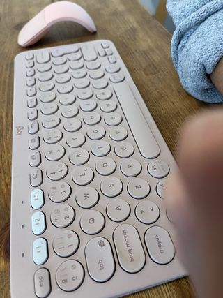 Ratón microsoft y teclado Logitech rosa