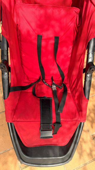 Carro de bebé rojo