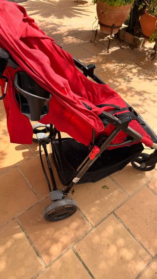 Carro de bebé rojo