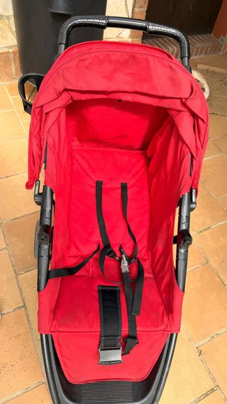 Carro de bebé rojo
