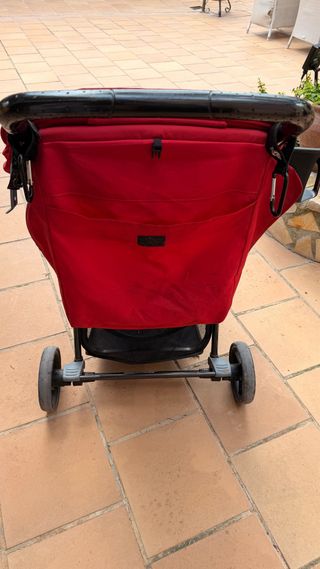 Carro de bebé rojo
