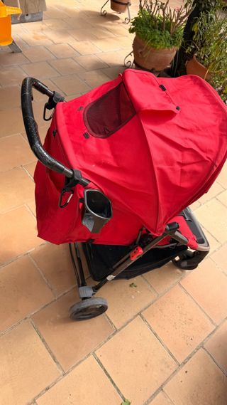 Carro de bebé rojo