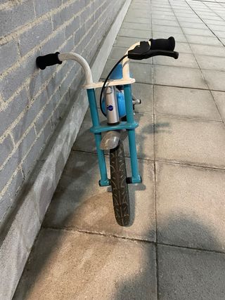 Bicicleta sin pedales Imaginarum azul con freno.