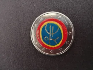 Moneda 2 euros 2009 España pintada.