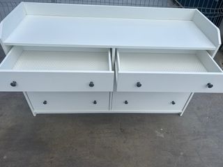 Dos cómodas blancas de madera