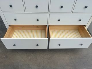 Dos cómodas blancas de madera