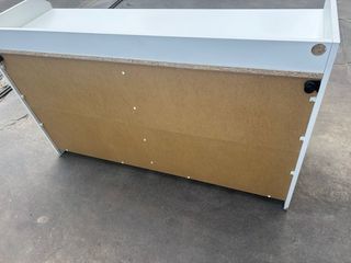 Dos cómodas blancas de madera