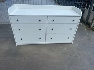 Dos cómodas blancas de madera