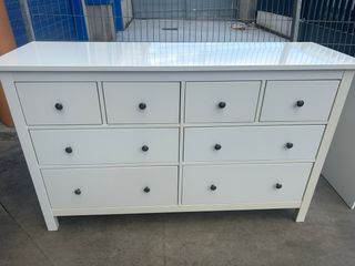 Dos cómodas blancas de madera