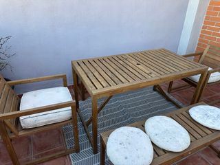 Mesa y sillas de exterior de madera