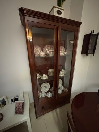 Conjunto Mesa, Sillas y Vitrina Caoba