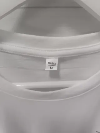 Camiseta Blanca Talla M con letras en azul marino