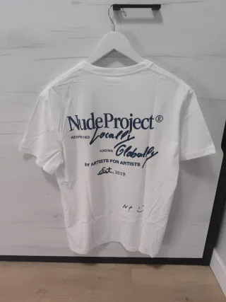 Camiseta Blanca Talla M con letras en azul marino