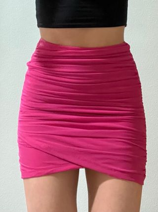 Falda fucsia fruncida