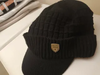 Gorro negro tejido con visera
