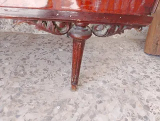 Mueble antiguo de madera con cajones