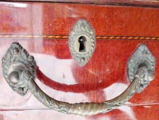 Mueble antiguo de madera con cajones