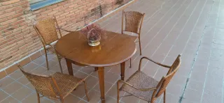 Mesa plegable con 4 sillas de mimbre