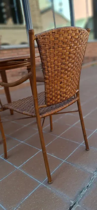 Mesa plegable con 4 sillas de mimbre