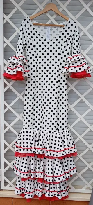 Traje de Flamenca blanco con lunares negros