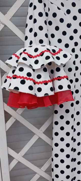Traje de Flamenca blanco con lunares negros