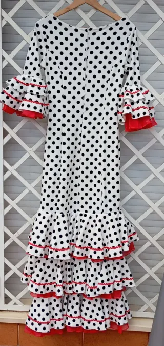 Traje de Flamenca blanco con lunares negros