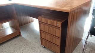 Muebles de madera marrón oficina