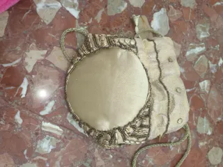 Bolso bombonera dorado con cadena