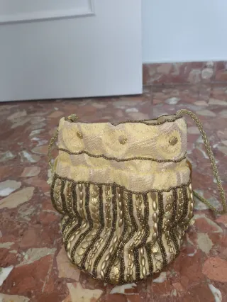 Bolso bombonera dorado con cadena