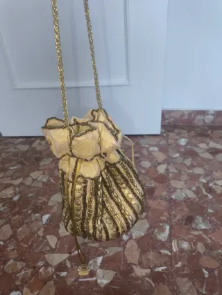 Bolso bombonera dorado con cadena